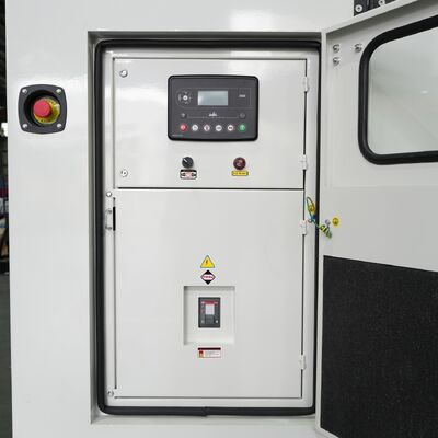 550 kW 688 KVA Générateur silencieux à refroidissement à l'eau 50/60 Hz Générateurs portables à phase unique/trois DCEC Cummin